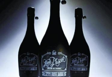 Millésimée et produite à 2000 exemplaires, chaque bouteille est numérotée et signée à la main par le maître de chai.