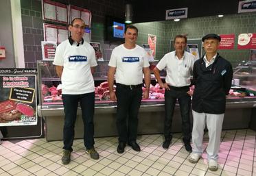 Loïc Gachet (Ste Gemme), Philippe Antonin (Puy du Lac), avec les responsables du rayon boucherie de l’Hyper U  Saintes.