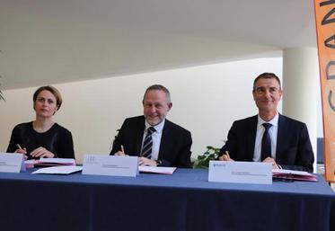 Véronique Marendat (Grand Gognac), Jérôme Sourisseau (Centre universitaire de Charente) 
et Christophe Germain (directeur d’Audencia) ont signé la convention.