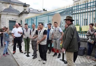 Les chevriers se sont réunis devant la préfecture d'Angoulême pour exprimer leur malaise