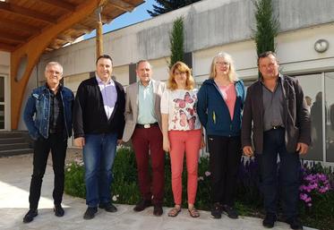 Jean-Pierre Rabeyrin est entouré de quelques formateurs, Laurent Chetaneau, Philippe Depit, Catherine Oberson et Christophe Borotto, et d’Isabelle Linlaud, secrétaire chargée de l’apprentissage.