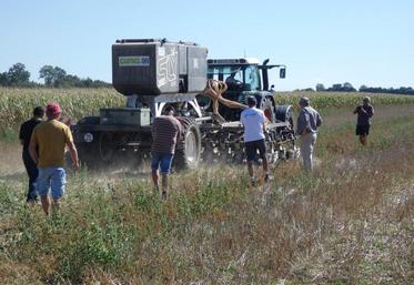 Les agriculteurs présents ont scruté avec attention le travail effectué par les différents semoirs lors des démonstrations successives.