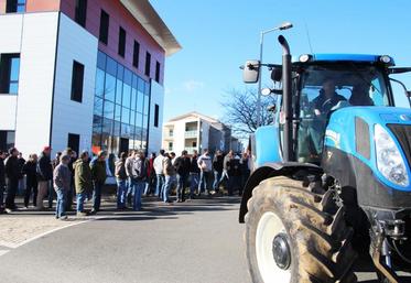 Les manifestants ont déposé leur CV à Pôle Emploi pour montrer l’importance de l’agriculture dans l’emploi local.