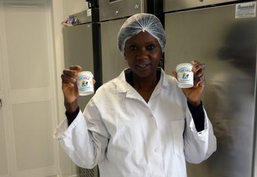 Le projet a évolué depuis son lancement vers une diversification de l’activité, avec notamment ces yaourts que présente Adiza Mousset. Ils sont estampillés par la marque départementale « + de 17 dans nos assiettes ».