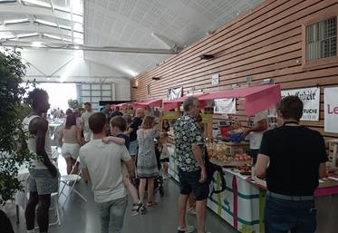 Le marché des producteurs a permis de faire connaître les produits locaux aux visiteurs rochelais, avides d’acheter local.