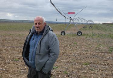 Pour faire baisser sa consommation d’énergie en irrigation, Patrice Foucher a modernisé ses pompes et fait le choix de recourir à des pivots plutôt qu’à des enrouleurs.