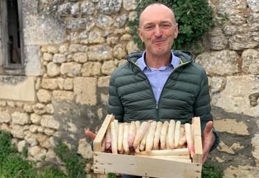 Didier Baillou présente ses asperges blanches, qu’il estime davantage appréciées par les anciens, les jeunes préférant les vertes.