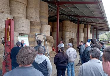 Jean-Marie Guéret et Philippe Antonin ont présenté l’exploitation devant une vingtaine d’éleveurs. 