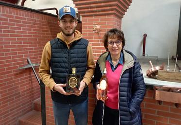 « Je me suis enlevé une épine du pied », témoigne Sylvie Barbotin, ici avec son fils Julien dans la distillerie familiale.
