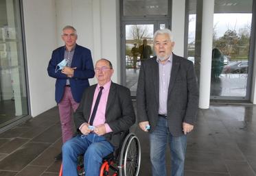 Christophe Sueur, Éric Authiat et Michel Doublet ont dénoncé le retrait de la CdA de La Rochelle comme « rupture de la 
solidarité départementale ».