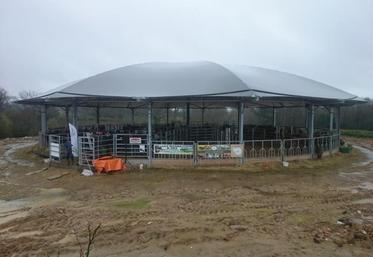 Le choix de la construction de ce bâtiment particulier est issu d'une volonté d'intégration paysagère et de praticité.