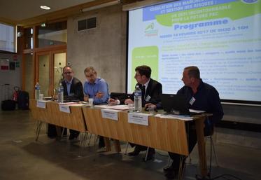 Joël Limouzin, vice-président FNSEA (deuxième en partant de la gauche), a longuement développé les niveaux de protection actuels