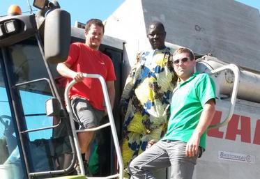 Luc Raimond, administrateur JA 17 et vice-président de l’Afdi 17, Théophile Mbangnadji et Yann Brocas.