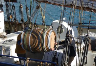 Le chargement des fûts.