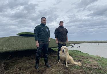 La chasse à la tonne attire beaucoup de jeunes chasseurs en quête d'un état d'esprit différent des autres pratiques, à l'image de Maxime et Roméo.