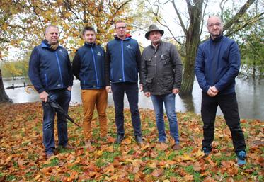 Les irrigants et représentants de Réseau'Clain ont tenu une conférence de presse à proximité du point nodal du Clain.