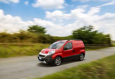 Le Fiat Fiorino est la seule fourgonnette à rester sous la barre des 20 000 euros HT, avec en plus, un moteur diesel. Sa compacité ne fait pas de miracle côté chargement.