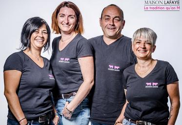 L'équipe dirigeante de la Maison Lafaye, de gauche à droite : Laëtitia (gérante), Déborah (assistante animaux vivants), Sébastien (gérant) et Sandrine (responsable service traiteur).
