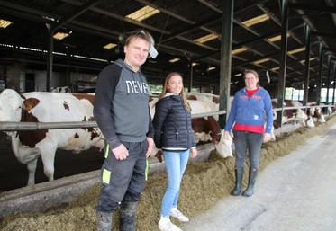 Lisa Labelle (au centre) est en stage avec Annabel Peetom et Mark Polle, arrivés il y a 2 ans sur l'exploitation de la Giraudière à Nueil l'espoir.