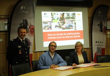 Marie-Jeanne Bellamy, présidente du SDIS 86, Laurent Istria, Responsable du développement de Bon samaritain et le Colonel François Schmidt, Directeur des sapeurs-pompiers de la Vienne.
