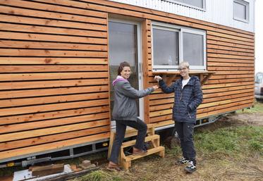 Yasmine et Cécile devant la tiny house.