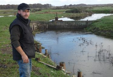 Dans le marais de l'estuaire de la Seudre, les précipitations et les vents conjugués aux fortes marées ont fait passer l'eau salée par-dessus les digues et portes qui la séparent de l'eau douce, explique Maxime Goubon.
