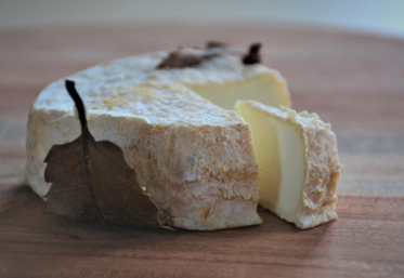 Indissociable de sa feuille de châtaignier "cueillie sur l'arbre" par les élèves du lycée agricole de Melle, le Mothais, 10 cm de diamètre, offre un concentré de saveurs de qualité.