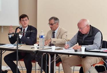 Sacha Houlié (à gauche) a assisté à l'AG de la SDPPR, présidé par Hervé de Monvallier (au centre), ainsi que Bruno Keller, président national (à droite).