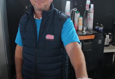 Jean-Marc Laigneau apprécie de servir des produits locaux aux consommateurs.