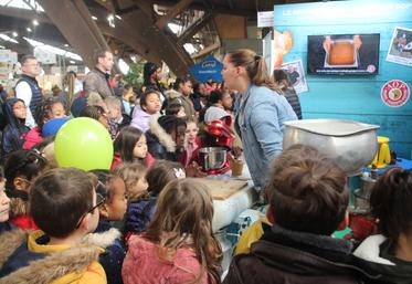 Parmi la trentaine d'ateliers proposés, un permettait aux enfants de découvrir la fabrication du beurre.