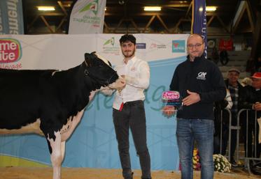 Samuel Gaborit remet le prix du meilleur présentateur en race laitière à Mathis Berquin.