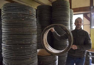 Yannick Glangetas présente les meules contenant les morceaux cintrés.