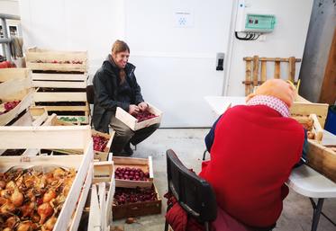 Huit salariés en insertion travaillent 26 h par semaine sur les ateliers maraîchage, poules pondeuses et la confection de soupes, confitures...