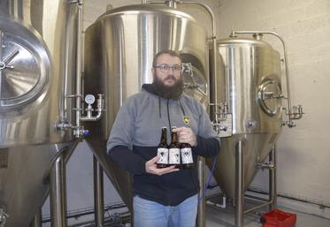 Gaetan Puyravaud dans sa salle de production à Taponnat.