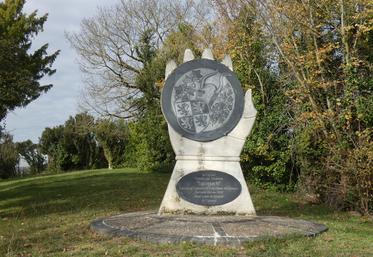 Un monument en mémoire d’Owain Lawgoch a été érigé en 2003 à Mortagne-sur-Gironde.