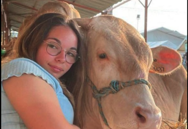 Dans le sud Deux-Sèvres, Jade vit auprès des vaches depuis sa plus tendre enfance. Elle vise le titre de Miss junior.