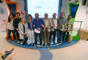 Les gagnants du volet agricole du concours, en compagnie de l’équipe d’animation et des élus. Parmi les lots remportés, des paniers garnis, des repas gastronomiques, des sacs de semences et des abonnements à L’Agriculteur Charentais.