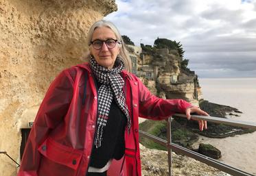 Laurence Brisard, adjointe au maire de Meschers, devant les grottes du Régulus.