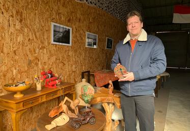 Mathieu Mergans dans son entrepôt d’artisanat indonésien… en Charente-Maritime.