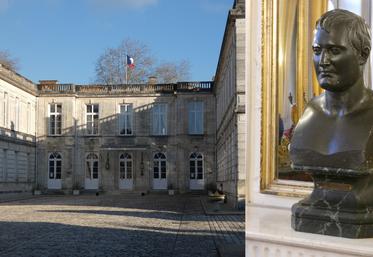 Le buste de Napoléon est toujours fièrement exposé dans la chambre où il a dormi lors de ses deux séjours rochefortais, à l’ancienne préfecture maritime.