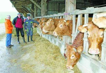 De gauche à droite : Martial Pouzet, de la Chambre d’agriculture ; Jean-Claude Boireau, cédant retraité ; Sébastien Ugartemendia, repreneur de l’exploitation de Roussines.