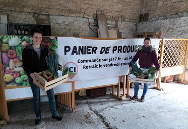 Blandine Quintard (à gauche) est la nouvelle salariée de l’association qui assure la logistique des paniers. Alice de Lamarlière (à droite) a fait partie des JA à l’origine du projet. 