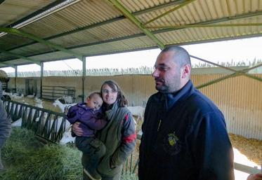 Emmanuelle et Aurélien Fouet (ici avec le petit Charles) élèvent sur leur exploitation de 32 ha un cheptel de 350 chèvres saanens.