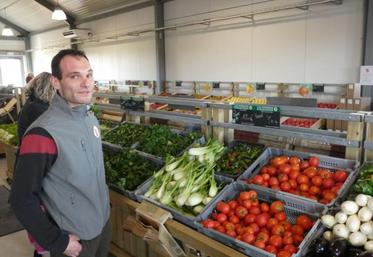 Les étals du magasin, garnis de produits de saison, sont une victoire pour les initiateurs du projet. « Je savoure », admet Maxime Fillonneau en voyant l’affluence en cette journée d’ouverture.
