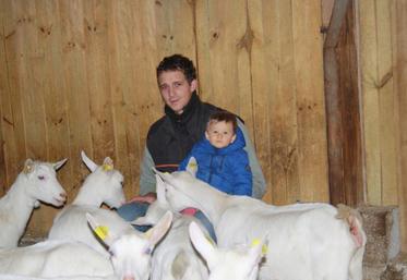 Robin Wozniezko, éleveur caprin à Colombiers, avec son fils Clément, prône le bien-être pour ses chèvres avec une agriculture raisonnée. 