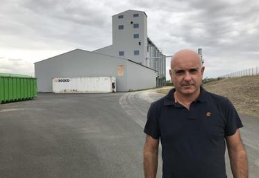Laurent Proux, le président de la Corab, devant le silo de Saint-Jean-d’Angély.