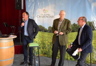 De gauche à droite : Thierry Jullion, président du syndicat des producteurs et de promotion des Vins de Pays Charentais, Jean-Jacques Hauselmann, technicien, et Jean-Jacques Biteau.