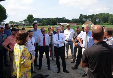 Le préfet de région Didier Lallement, entouré des responsables syndicaux de la FNSEA et des fédérations départementales (notamment Cédric Tranquard, président de la FNSEA 17) lors de la visite de la ferme Darrigade de Soustons (40).