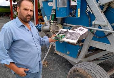 Alexandre Villain, matériel dégradé en main, près de l'enrouleur ciblé. Sur les conseils de son assurance, il a immédiatement procédé aux réparations.