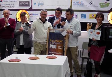 Le premier trophée départemental de la galette charentaise a été remis à Nicolas Aucher, boulanger-pâtissier de Meschers-sur-Gironde.